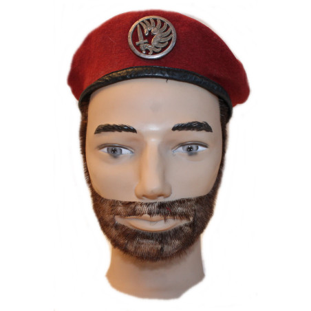 Béret rouge des parachutistes français avec son insigne