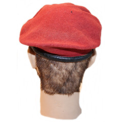 Béret rouge des parachutistes français avec son insigne