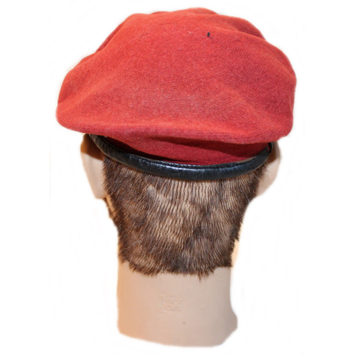 Béret rouge des parachutistes français avec son insigne