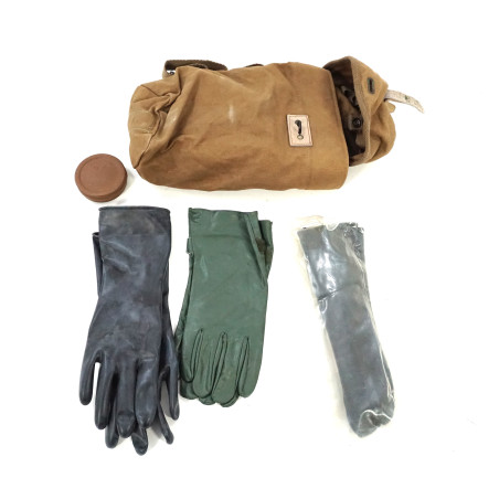 Etui de masque à gaz daté 1954 avec gants