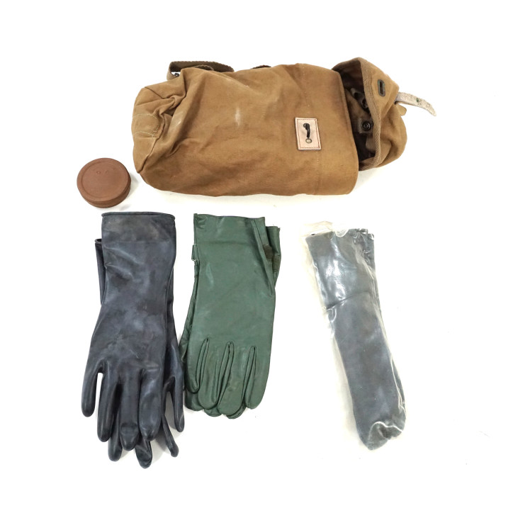 Etui de masque à gaz daté 1954 avec gants