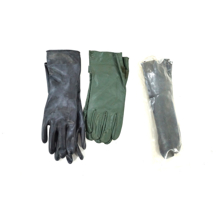 Etui de masque à gaz daté 1954 avec gants
