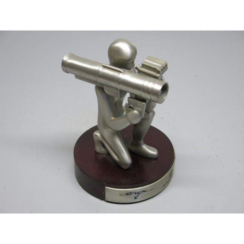 Figurine en etain  avec plaque missile ERYX Aerospatiale 