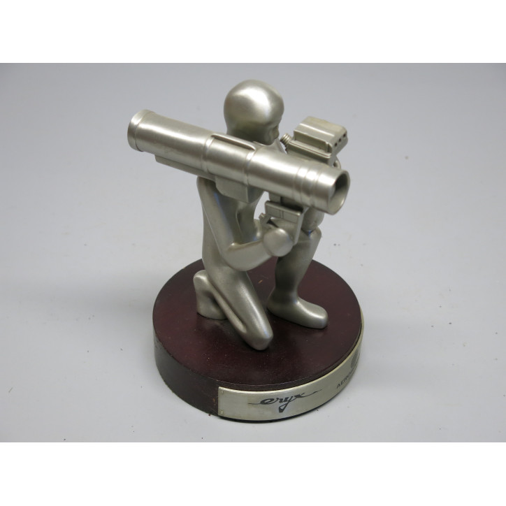 Figurine en etain  avec plaque missile ERYX Aerospatiale 