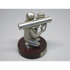 Figurine en etain  avec plaque missile ERYX Aerospatiale 