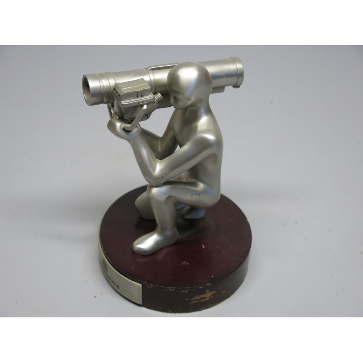 Figurine en etain  avec plaque missile ERYX Aerospatiale 