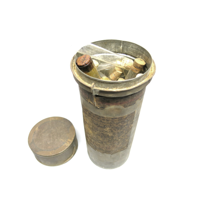 Boite en tole  pleine de fioles medicales ref 228 