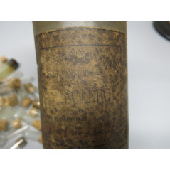 Boite en tole  pleine de fioles medicales ref 228 