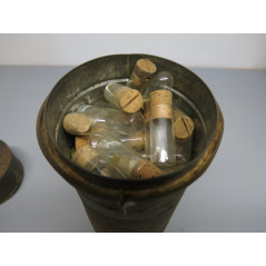 Boite en tole  pleine de fioles medicales ref 228 