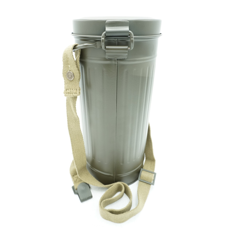 Boite de masque à gaz allemande avec bretelles new Boite de masque à gaz allemande avec bretelles new