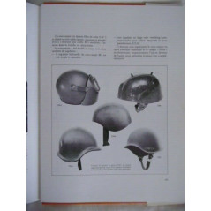 Album Les casques de combat du monde entier de 1915 à nos jours - Tome 1