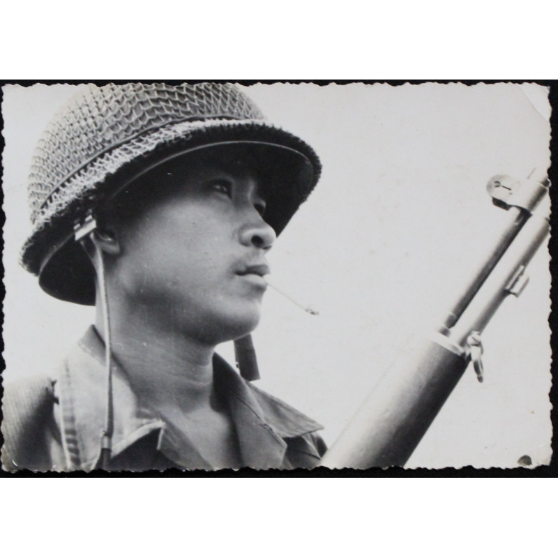 Photo portrait originale soldat US Vietnamien avec son clope