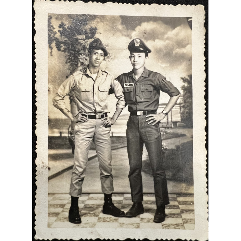 Photo originale de deux soldats ARVN qui posent sur un fond paysagé