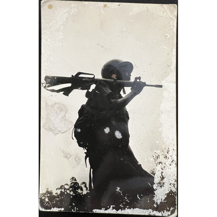 Photo originale d'une soldat avec son M16 sur l'épaule