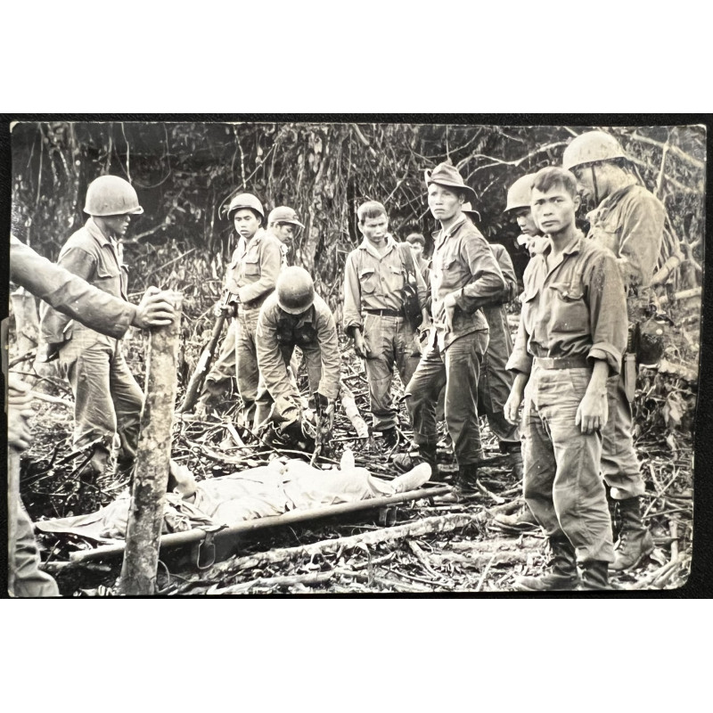 Photo d'un groupe de soldats autour d'un compagnon blessé