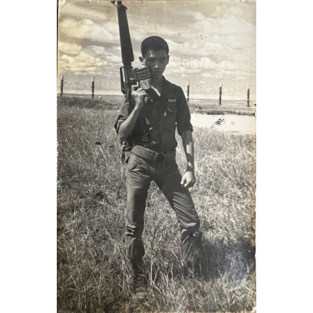Photo originale d'un soldat ARVN qui pose avec son arme en tenue terrain