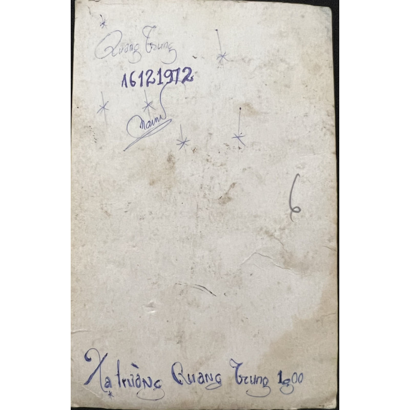 Photo originale d'un soldat ARVN qui pose avec son arme en tenue terrain