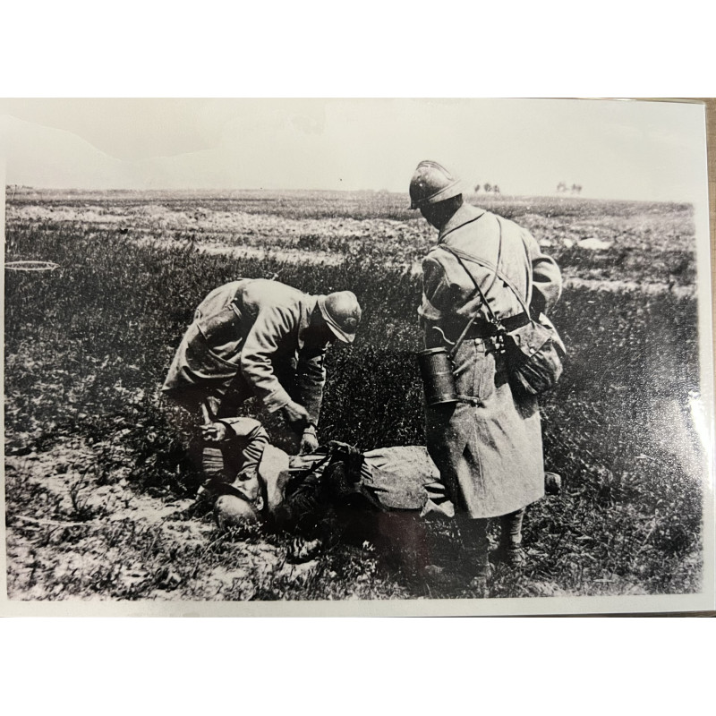 Photo de soldats français de la première guerre qui apportent de l'aide à un soldat blessé
