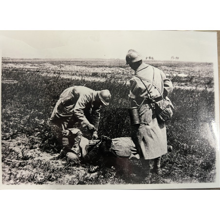 Photo de soldats français de la première guerre qui apportent de l'aide à un soldat blessé
