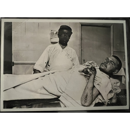 Photo d'un médecin Français de 14-18 avec un blessé touché au bras et à la main