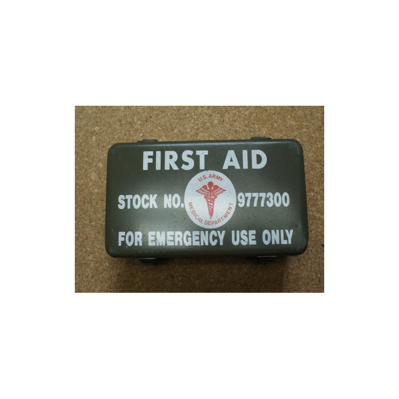 Boite metal  First Aid
