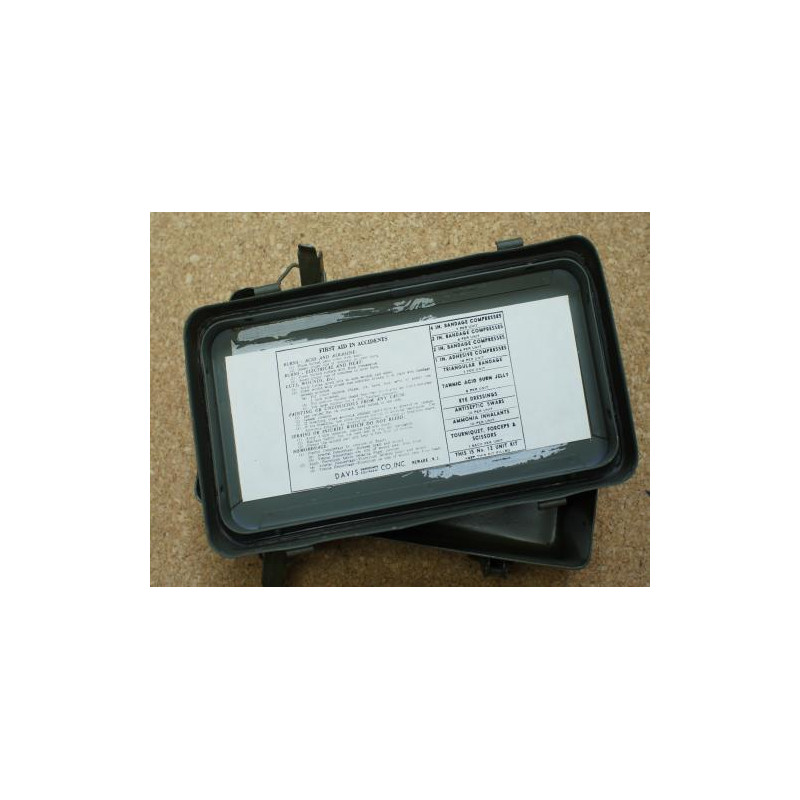 Boite metal  First Aid