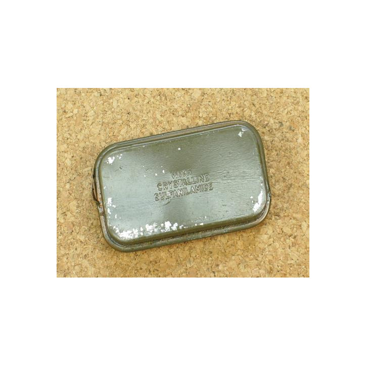 Pansement métal US kaki avec  sulfanilamide usagé