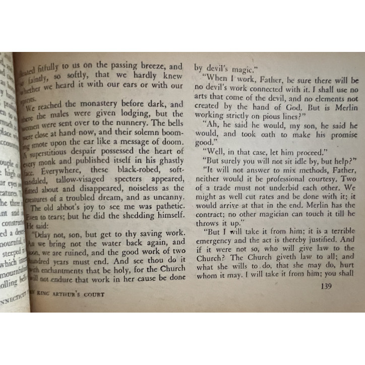 Livre A Connecticut Yankee in king Arthur's Court by Mark Twain - Armed services edition