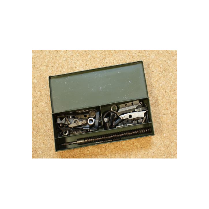 Petite boite vide pour mitrailleur MG 34 ou MG 42 verte Réf bo 477