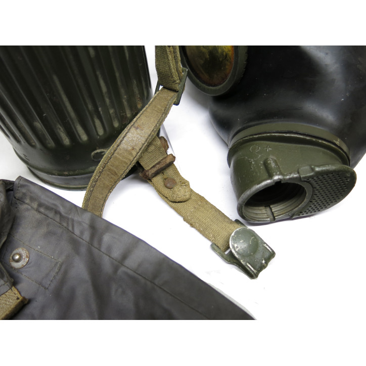Masque à gaz Allemand 1942  dans sa boite métal ref 258