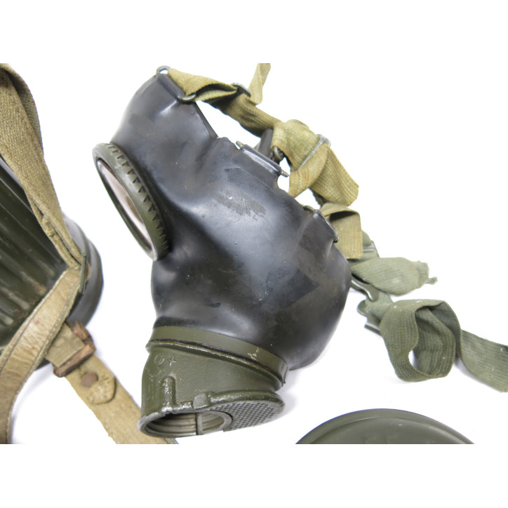 Masque à gaz Allemand 1942  dans sa boite métal ref 258