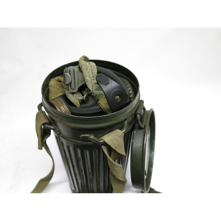 Masque à gaz Allemand 1942  dans sa boite métal ref 258