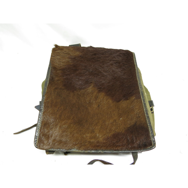 Sac a dos poil de vache Allemand daté 1942  ref 422