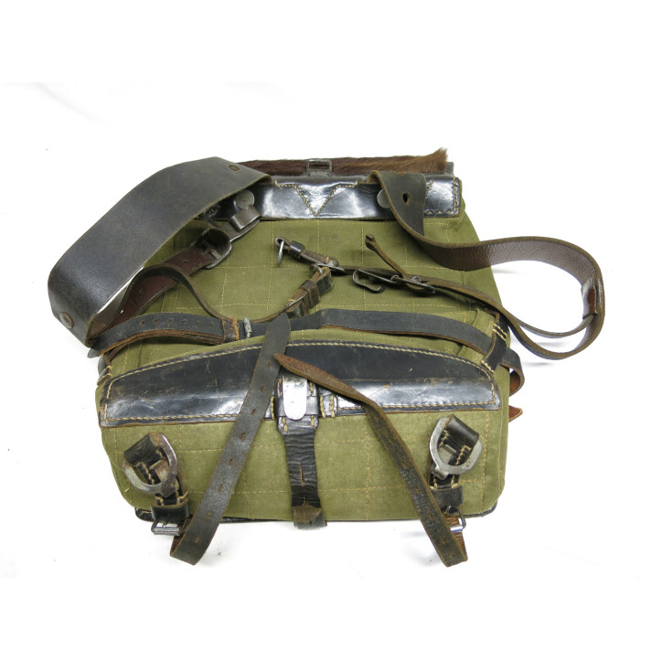 Sac a dos poil de vache Allemand daté 1942  ref 422