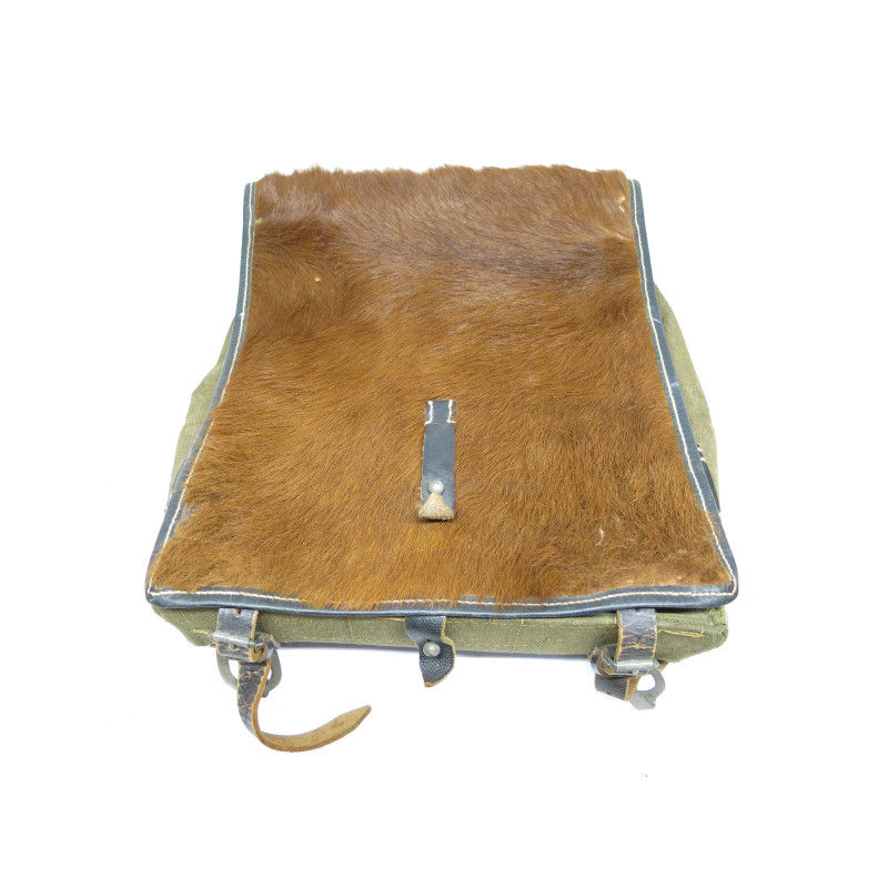 Sac a dos poil de vache Allemand daté 1942  ref 777