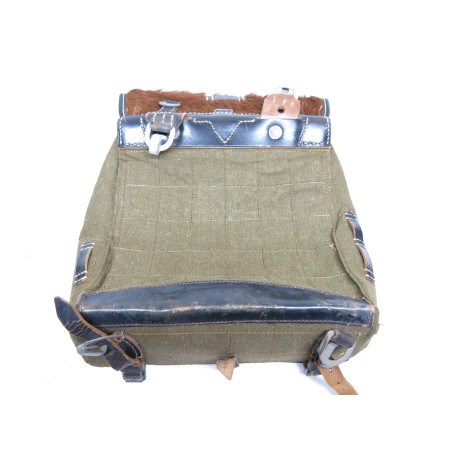 Sac a dos poil de vache Allemand daté 1942  ref 777