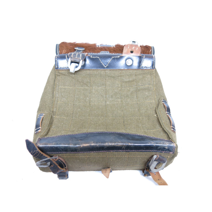 Sac a dos poil de vache Allemand daté 1942  ref 777