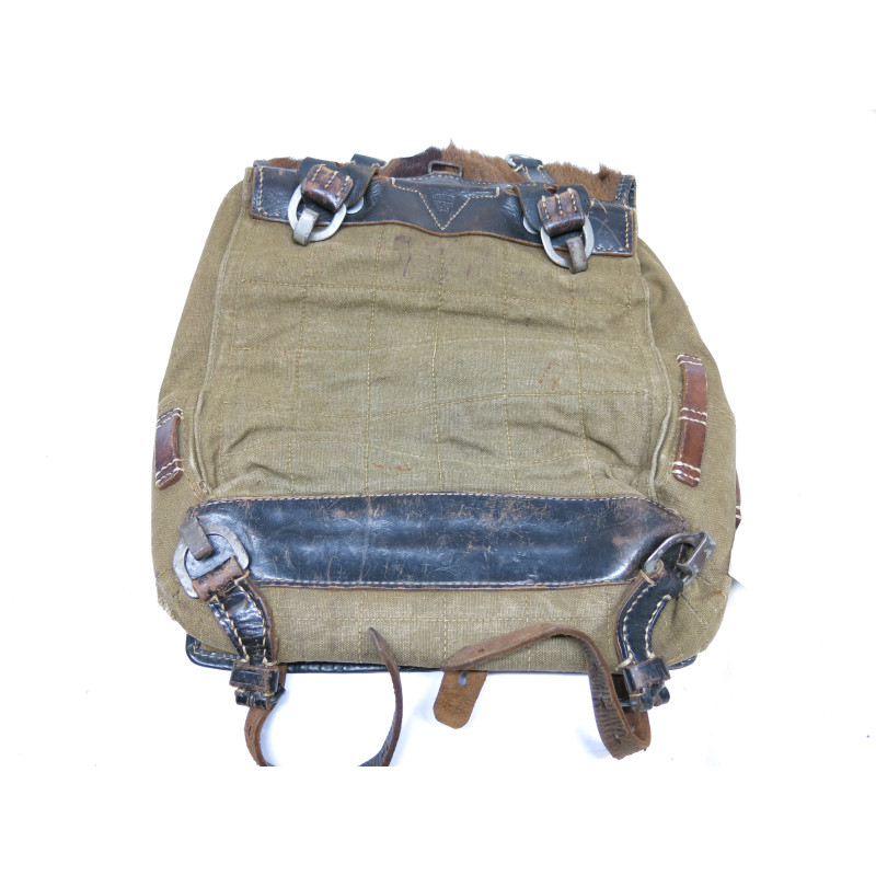 Sac a dos poil de vache Allemand daté 1943  ref  888