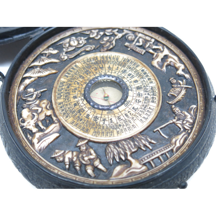 Superbe Boussole astrologique en métal asiatique gravée