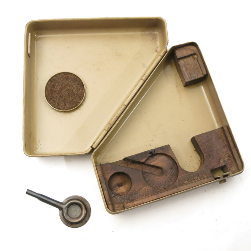 Boite avec clé  pour niveau WM 35 artillerie  Allemand ww2 ref bo 456