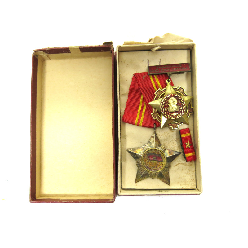 Lot de 2 medailles en boite Nord Vietnam ref 789 