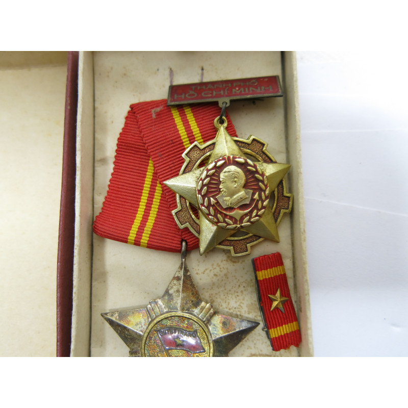 Lot de 2 medailles en boite Nord Vietnam ref 789 