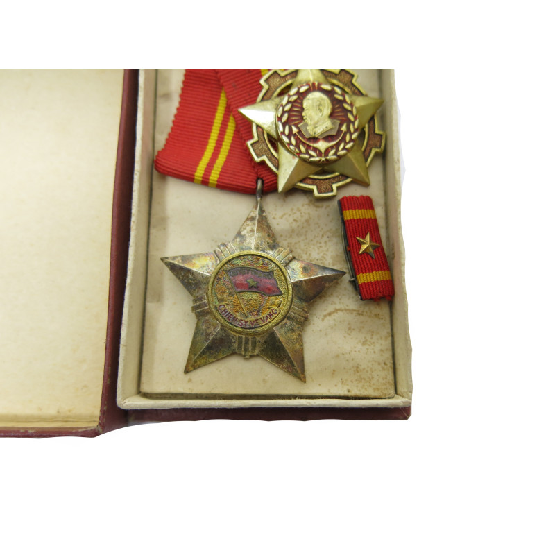 Lot de 2 medailles en boite Nord Vietnam ref 789 