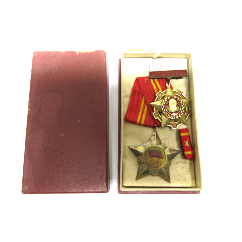 Lot de 2 medailles en boite Nord Vietnam ref 789 