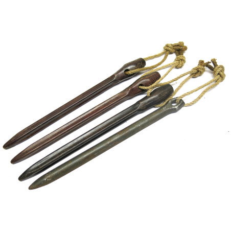 Lot de 3 piquets de tente Allemand bakélite et 1 acier 1940 ref 698