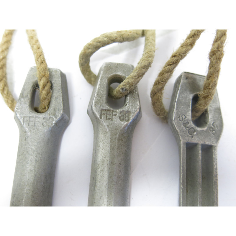 Lot de 3 piquets de tente Allemand aluminium  datés ref 321