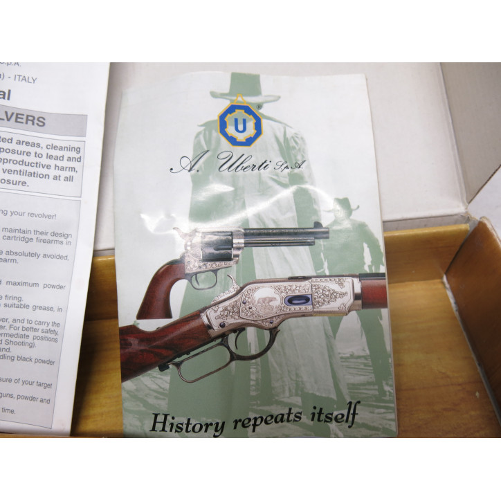 Boite revolver Uberti avec notice ref 447 