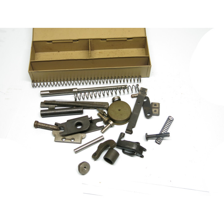 Petite boite avec pieces MG 34/42  jus terrain ref 92