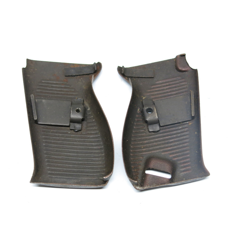 Rare paire de plaquettes tole d'acier pistolet  P38 