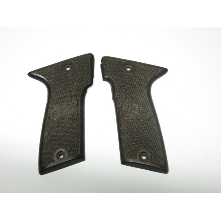Paire  de plaquettes  pistolet Mab E calibre 6.35